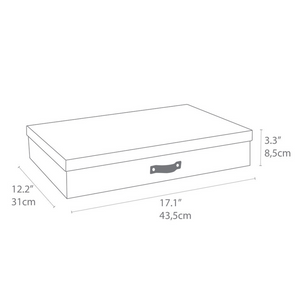 Strichzeichnung der Bigso SVERKER Aufbewahrungsbox A3 - Linnen Canvas, mit Deckel und Griff zur Aufbewahrung von Dokumenten; Abmessungen: 12,2" (31 cm) breit, 17,1" (43,5 cm) lang und 3,3" (8,5 cm) hoch.