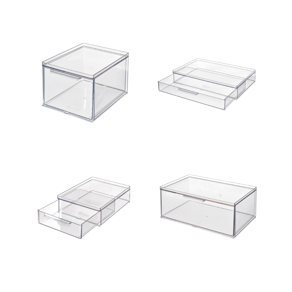 Vier transparente Kunststoffboxen mit Schubladen, auf weißem Hintergrund angeordnet.