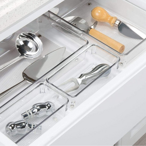 Eine Küchenschublade mit dem iDesign Schubladen Organizer-Set LINUS (5-teilig) hält Schöpfkelle, Pizzaschneider, Käsehobel, Tortenheber sowie Salz- und Pfefferstreuer übersichtlich auf einer weißen Unterlage für perfekte Ordnung Schublade.