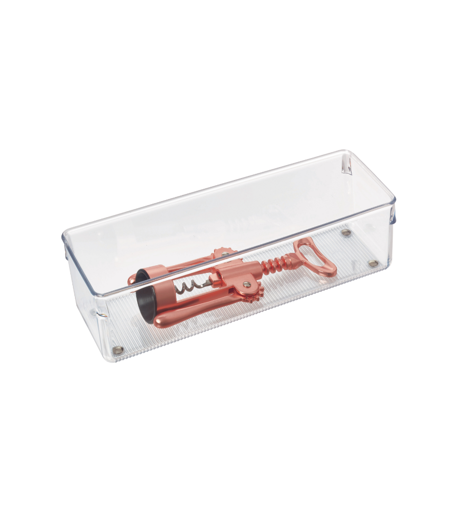 Ein transparenter iDesign LINUS Schubladenorganizer HOCH in rechteckiger Form hält einen geflügelten Korkenzieher in Roségoldmetallic, der auf einer strukturierten weißen Oberfläche präsentiert wird.