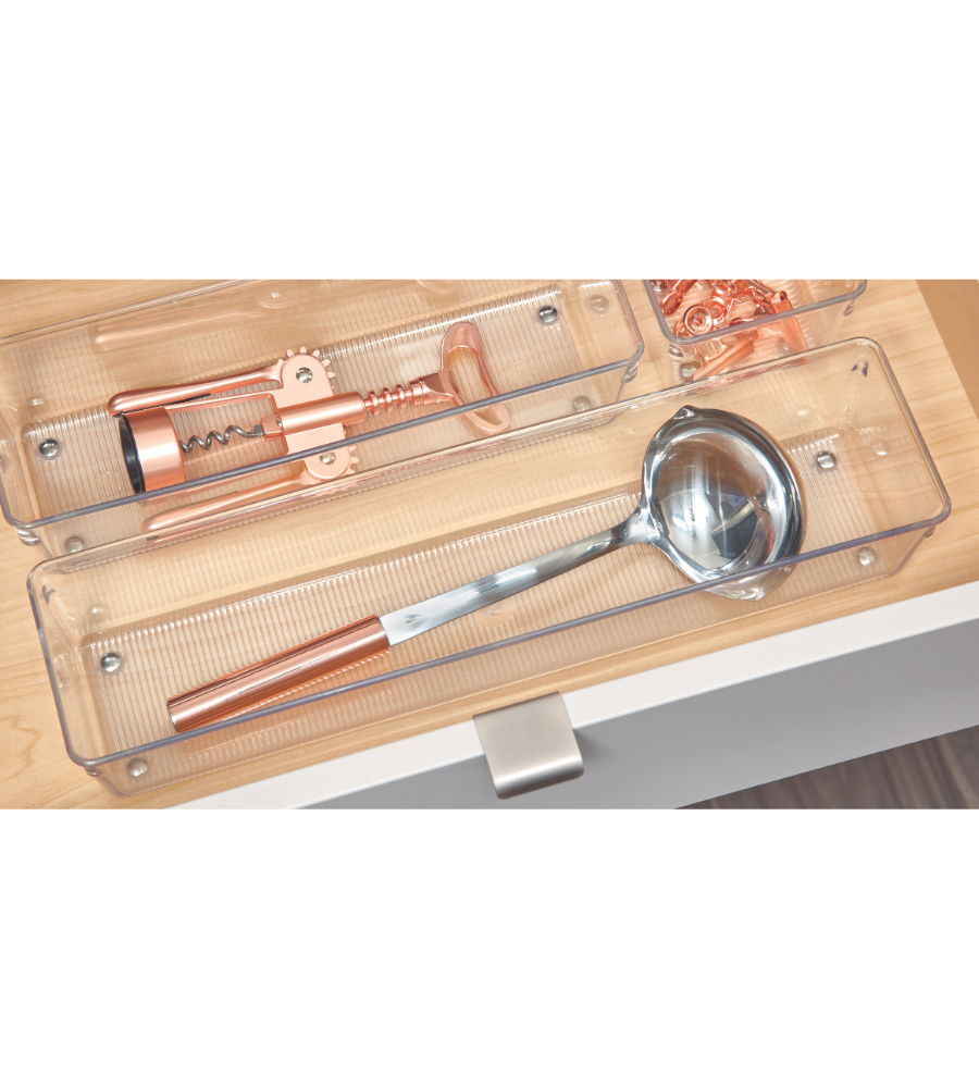 Der LINUS - Schubladenorganizer HOCH von iDesign nimmt eine Metallkelle mit Kupfergriff und Korkenzieher auf; Kupferklammern werden in einem kleinen Fach aufbewahrt und sorgen für Ordnung in der Küchenschublade.