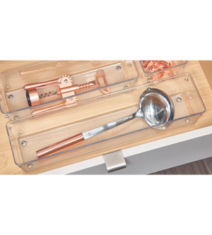 Der LINUS - Schubladenorganizer HOCH von iDesign nimmt eine Metallkelle mit Kupfergriff und Korkenzieher auf; Kupferklammern werden in einem kleinen Fach aufbewahrt und sorgen für Ordnung in der Küchenschublade.