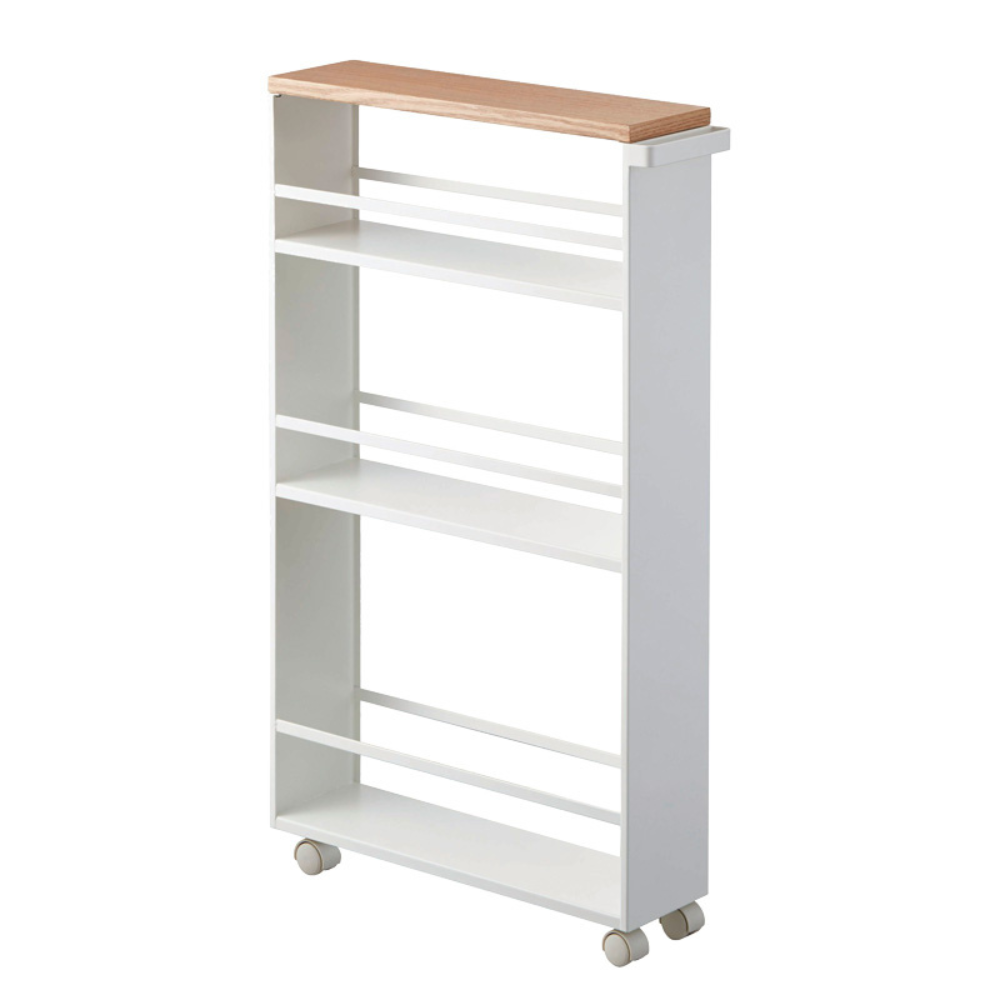Der YAMAZAKI TOWER Küchenwagen mit Griff in Weiß zeichnet sich durch ein hohes, schmales Design mit vier Ablagen, einer leichten Holzplatte und vier Rädern für einfache Mobilität aus - ein idealer Stauraum für jeden Raum.