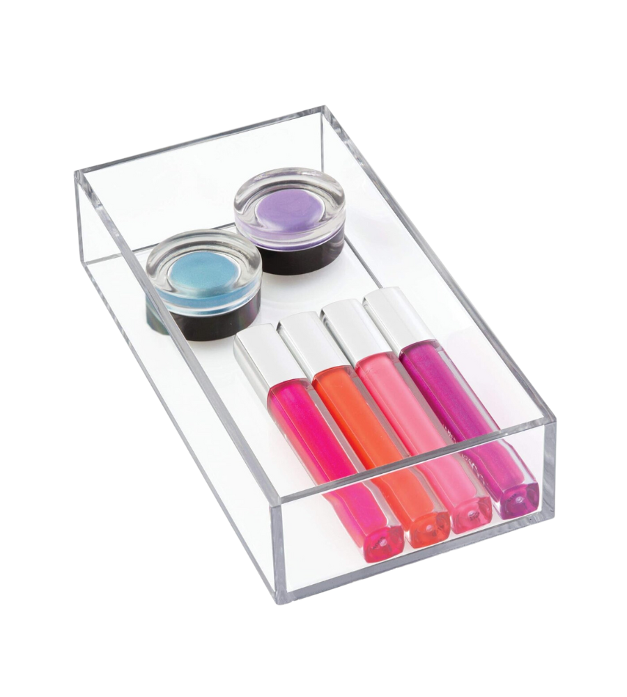 Acrylbox mit Lipgloss-Tuben und Lidschatten-Tiegeln, weißer Hintergrund.