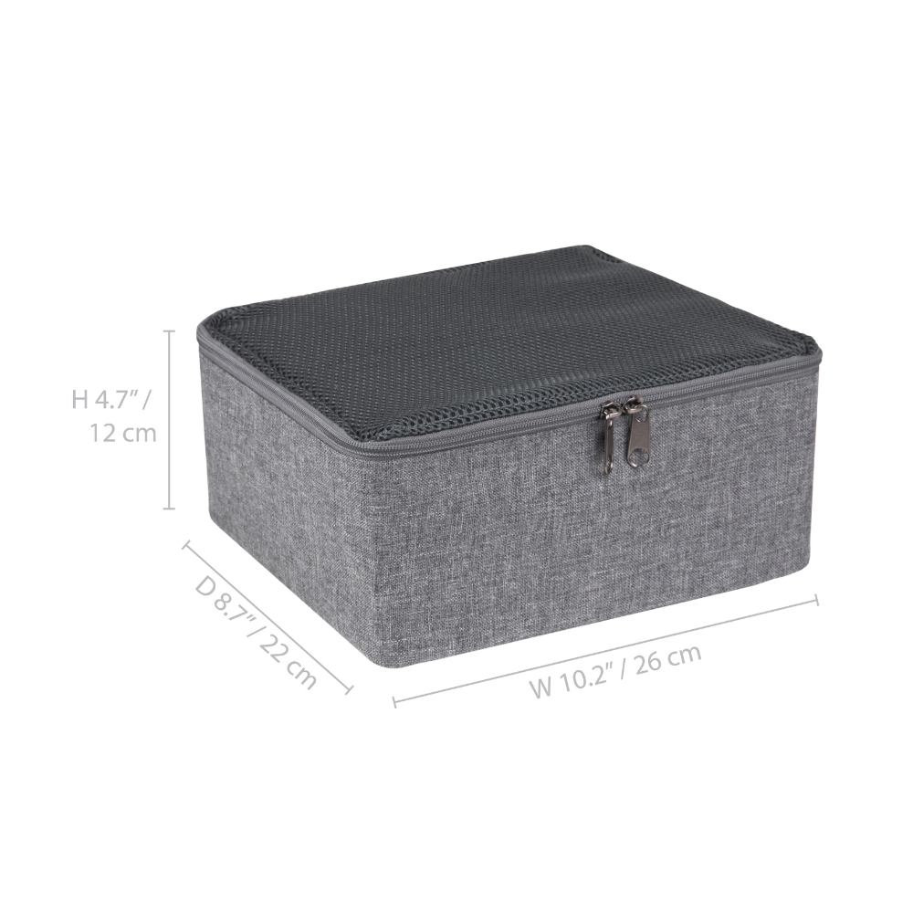 Der Bigso TRAVEL Organizer S - Grau ist eine graue Aufbewahrungsbox aus Stoff mit einem Netzdeckel mit Reißverschluss, ideal für die Organisation Ihres Koffers. Größe: 12 cm (4,7") hoch, 22 cm (8,7") tief, 26 cm (10,2") breit.