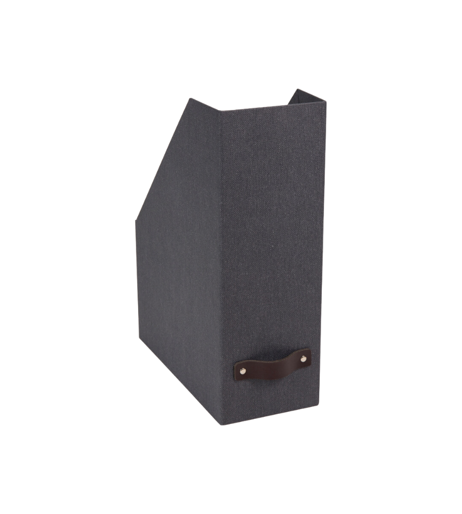 Die Bigso ESTELLE Stehsammler Büroablage in Schwarz Canvas hat eine offene, schräge Oberseite und einen Griff an der Vorderseite. Sie bietet eine stilvolle A4-Aufbewahrungslösung vor einem schlichten weißen Hintergrund.