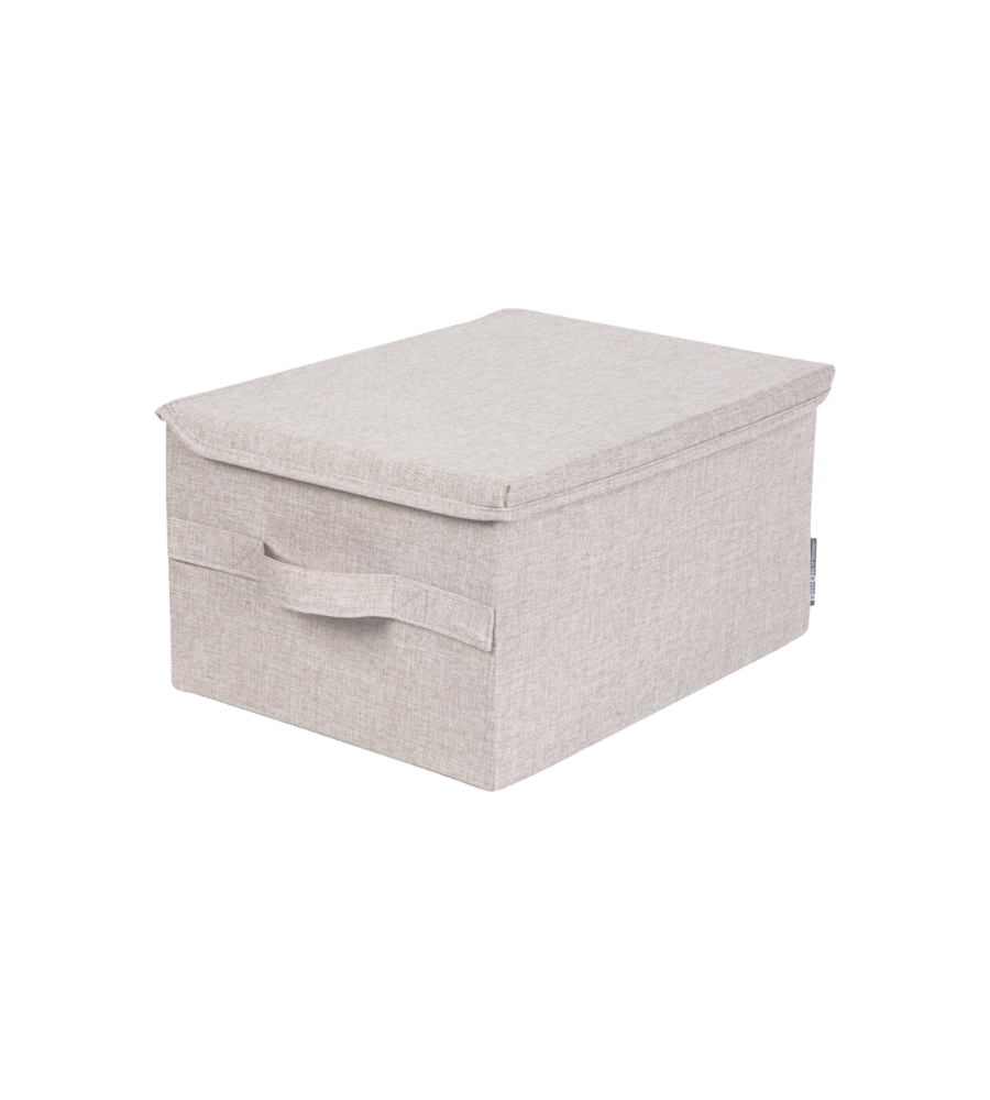 Die SOFT Aufbewahrungsbox Beige M von Bigso (40x30x22cm) aus Stoff mit Deckel und Frontgriff ist zusammenklappbar, stapelbar und auf schlichtem weißem Hintergrund zu sehen.