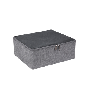 Der Bigso TRAVEL Organizer M - Grau ist eine graue Aufbewahrungsbox aus Stoff mit Reißverschluss und Mesh-Deckel, ideal als Koffer-Organizer, abgebildet auf einem schlichten weißen Hintergrund.