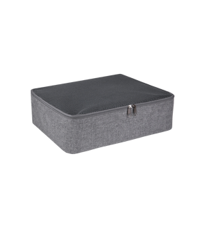 Der Bigso TRAVEL Organizer L - Grau ist eine rechteckige Aufbewahrungsbox aus grauem Stoff mit Reißverschluss und schwarzem Mesh-Deckel, die sich perfekt als Reise- oder Koffer-Organizer eignet und auf einem schlichten weißen Hintergrund abgebildet ist.