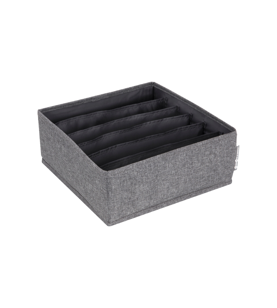 Der Bigso SOFT Organizer Grau - 6 Fächer breit ist eine graue Stoffaufbewahrungsbox mit sechs schwarzen Trennwänden, perfekt als Aufbewahrungsbox Unterwäsche für die Organisation von Kleidung oder Accessoires. Die quadratische Box hat eine offene Oberseite für einfachen Zugriff.