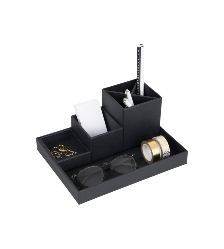 Der LENA Schreibtisch Organizer in Dunkelgrau von Bigso bietet Platz für Stifte, Klebezettel, Gläser, goldene Büroklammern und zwei Rollen Dekoband - ideal für die Organisation Ihres Büroaccessoires.