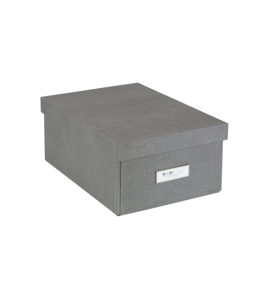 Die KARIN Aufbewahrungsbox von Bigso ist eine rechteckige, graue Aufbewahrungsbox aus Segeltuch mit einem passenden Deckel und einem kleinen Etikettenhalter auf der Vorderseite, der auf einem schlichten weißen Hintergrund abgebildet ist.