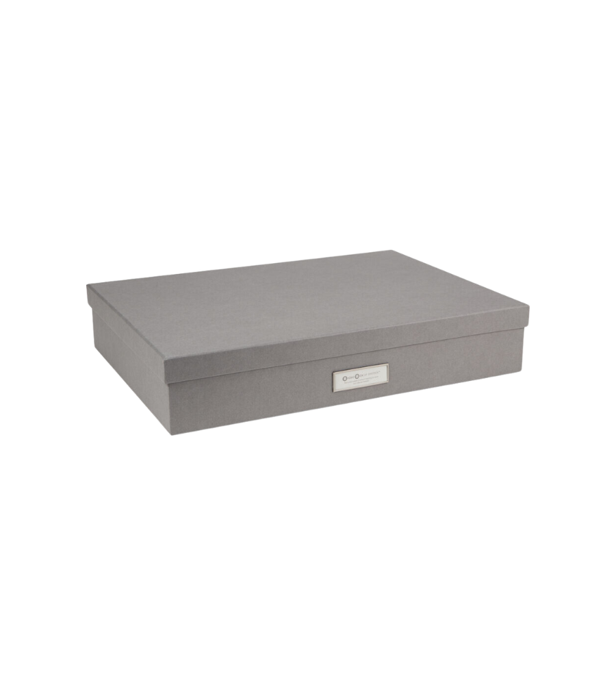Die Bigso SVERKER Aufbewahrungsbox A3 in Grau ist eine geschlossene, rechteckige Aufbewahrungsbox mit aufgesetztem Deckel und weißem Etikett - ideal für die Dokumentenaufbewahrung - auf einfarbig weißem Hintergrund.