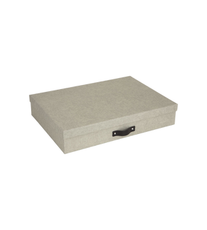 Die Bigso SVERKER Aufbewahrungsbox A3 aus beigefarbenem Leinen mit aufgesetztem Deckel und schwarzem Griff an der Vorderseite ist ideal für die Aufbewahrung von Dokumenten in Ihrem Home Office. Abgebildet vor einem schlichten weißen Hintergrund.