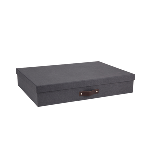 Die Bigso SVERKER Aufbewahrungsbox A3 in schwarzem Canvas hat ein geschlossenes, rechteckiges Design und einen braunen Frontgriff - ideal für die Organisation von Dokumenten in Ihrem Heimbüro. Abgebildet auf einem schlichten weißen Hintergrund.