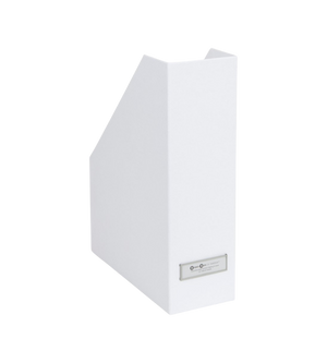 Die VIKTORIA Stehsammler Büroablage in Weiss von Bigso ist ein aufrecht stehender Zeitschriftenhalter mit einem Etikettenhalter auf der Vorderseite zur einfachen Beschriftung, perfekt zur Aufbewahrung von A4-Dokumenten. Hier abgebildet vor einem weißen Hintergrund.