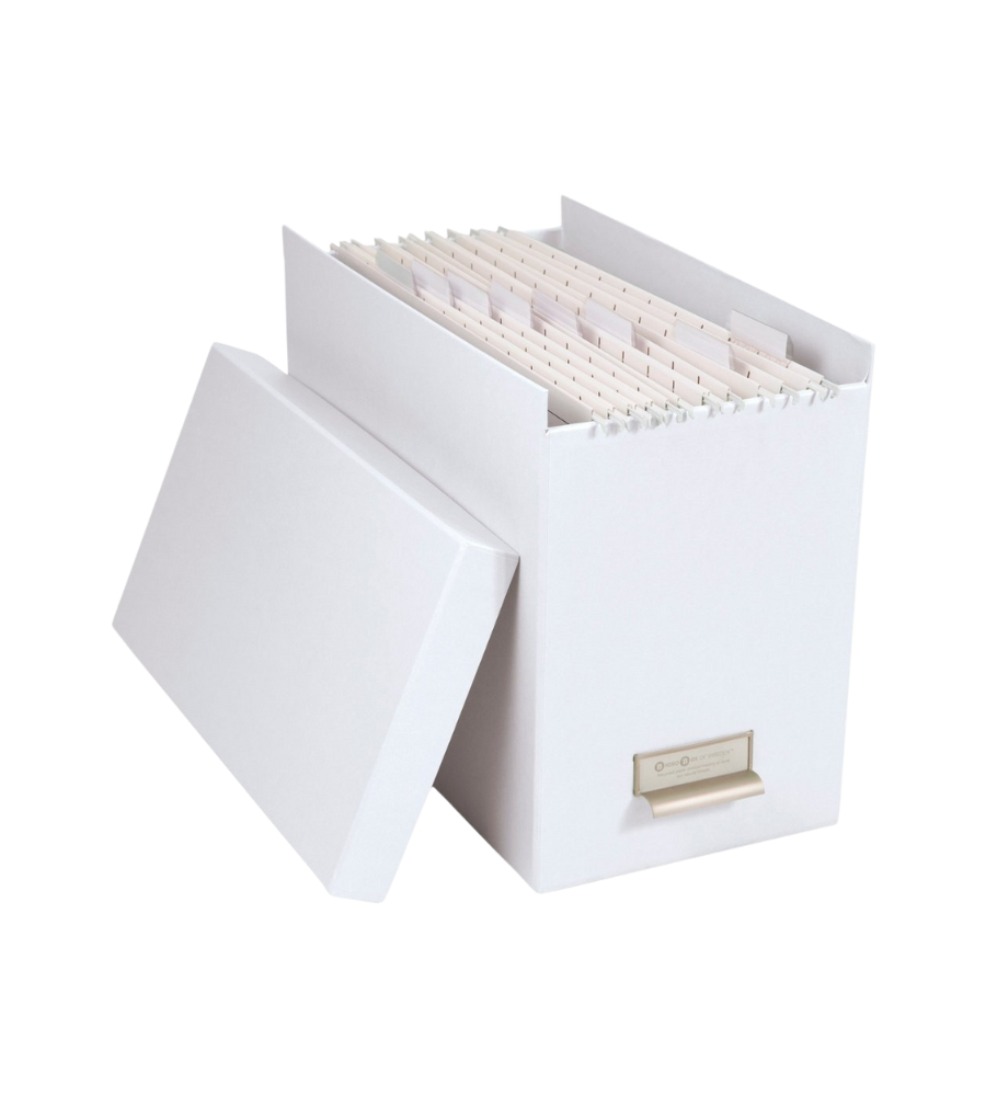 Die JOHAN Hängeregister-Box von Bigso in Weiß mit abnehmbarem Deckel bietet mit mehreren Hängemappen eine effektive Lösung zur Dokumentenorganisation - präsentiert vor schlichtem weißem Hintergrund.