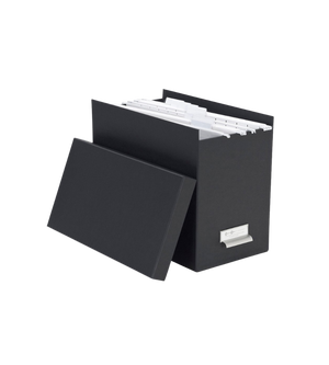 Die Bigso JOHAN Hängeregister-Box in Dunkelgrau, hier mit abgenommenem Deckel, fasst mehrere Hängemappen A4, die durch weiße Laschen voneinander getrennt sind, und verfügt über einen Metall-Etikettenhalter für effiziente Dokumentenorganisation.