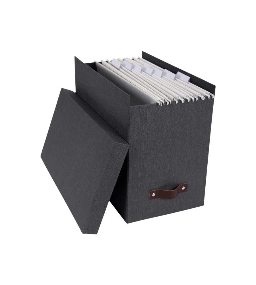 Die Bigso JOHAN Hängeregister-Box in Schwarz Canvas für A4-Dokumente verfügt über einen braunen Frontgriff, einen darauf aufliegenden Deckel und mehrere Hängemappen mit Tabs im Inneren.