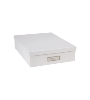 Die Bigso OSKAR Aufbewahrungsbox A4 - Weiss ist eine weiße, rechteckige Aufbewahrungsbox mit aufgesetztem Deckel und kleinem Etikettenhalter, ideal zur Aufbewahrung von Dokumenten. Abgebildet vor einem schlichten weißen Hintergrund.