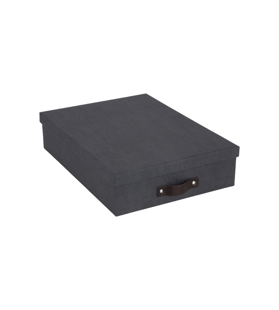 Die Bigso OSKAR Aufbewahrungsbox A4 in Schwarz Canvas mit aufgesetztem Deckel und schwarzem Seitengriff eignet sich perfekt als Dokumentenbox, hier vor einem schlichten weißen Hintergrund.