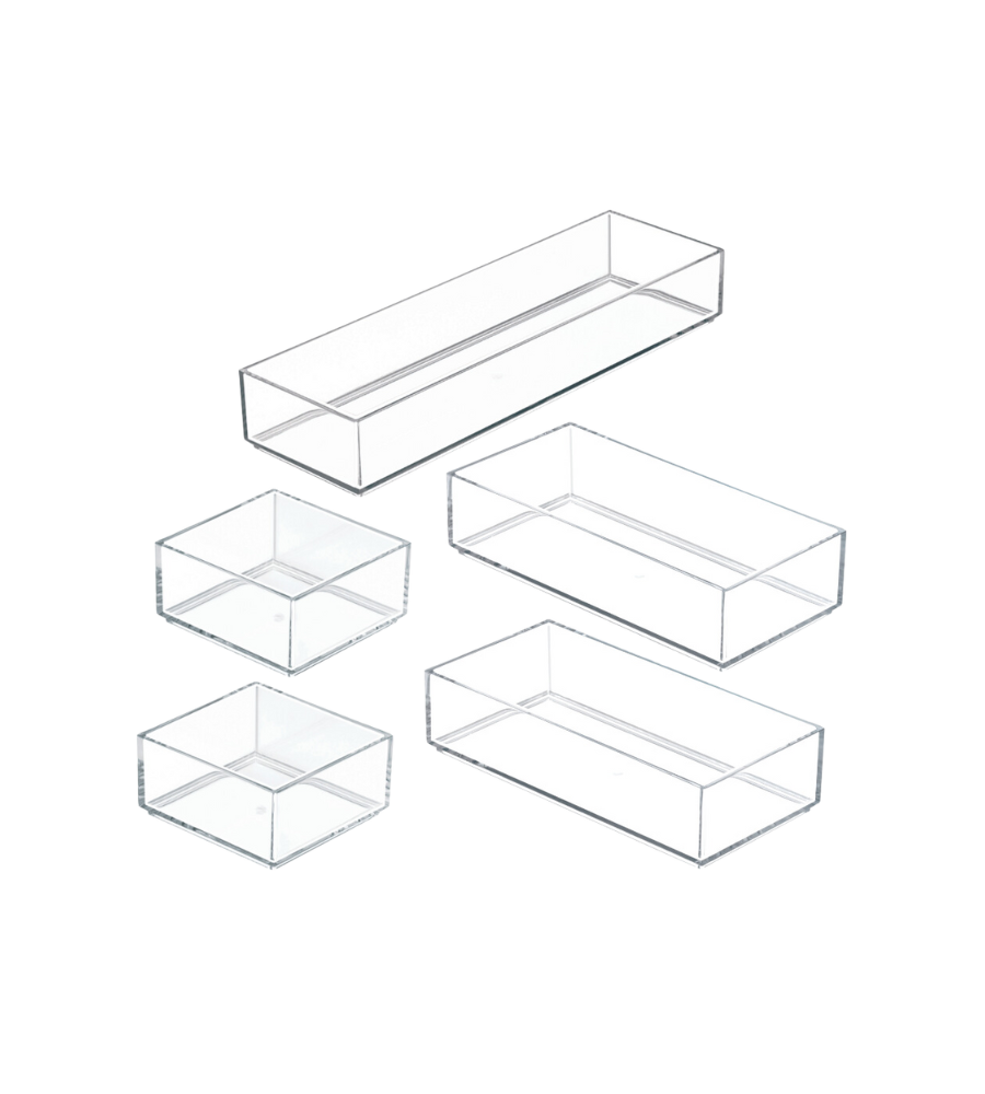 Fünf klare Acryl-Organizer aus dem iDesign Schubladen Organizer-Set CLARITY (5-teilig) sind auf weißem Grund angeordnet; drei rechteckige und zwei quadratische Behälter bieten vielfältige Aufbewahrungsmöglichkeiten.