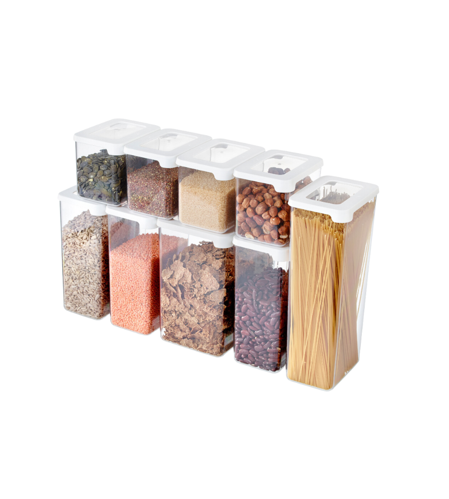 Neun klare, rechteckige Orthex SmartStore Vorratsdosen KLAR - Weiss, jeweils gefüllt mit trockenen Lebensmitteln wie Samen, Körnern und Spaghetti. Diese luftdichten, stapelbaren Behälter sind ordentlich in drei Reihen für eine organisierte Aufbewahrung angeordnet.