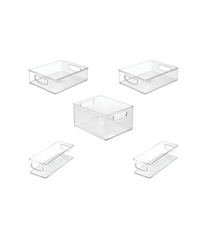 Das iDesign Kühlschrank-Set MINI (5-teilig) besteht aus fünf durchsichtigen, stapelbaren Behältern mit Griffen - einem großen in der Mitte und vier kleineren rundherum -, die sich perfekt für die geordnete Aufbewahrung des Kühlschranks eignen und alle auf einem schlichten weißen Hintergrund stehen.