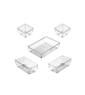 Fünf klare, rechteckige Kunststoffbehälter aus dem iDesign Schubladen Organizer-Set LINUS (5-teilig) sind auf weißem Hintergrund abgebildet - perfekt, um Ordnung in Schubladen in Ihrem Zuhause oder Büro zu schaffen.