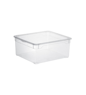 Transparente Kunststoffbox leer, stehend in neutralem Raum auf glatter Oberfläche.