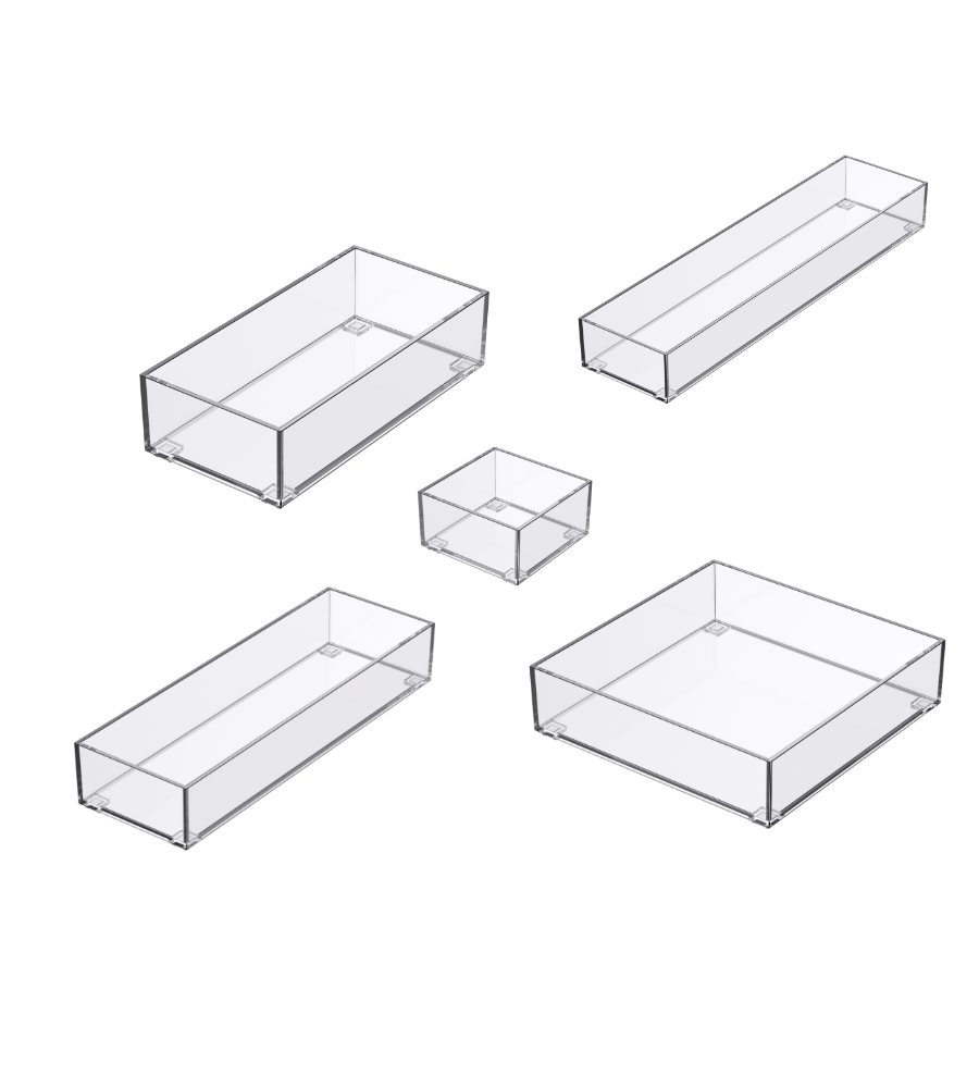 Fünf klare SLIDE Schubladen Organizer KLAR von BNB x VCN in verschiedenen Größen sind leer auf einem hellgrauen Hintergrund abgebildet. Die rechteckigen, stapelbaren Acrylbehälter sind oben offen und eignen sich ideal für die Schubladenorganisation.