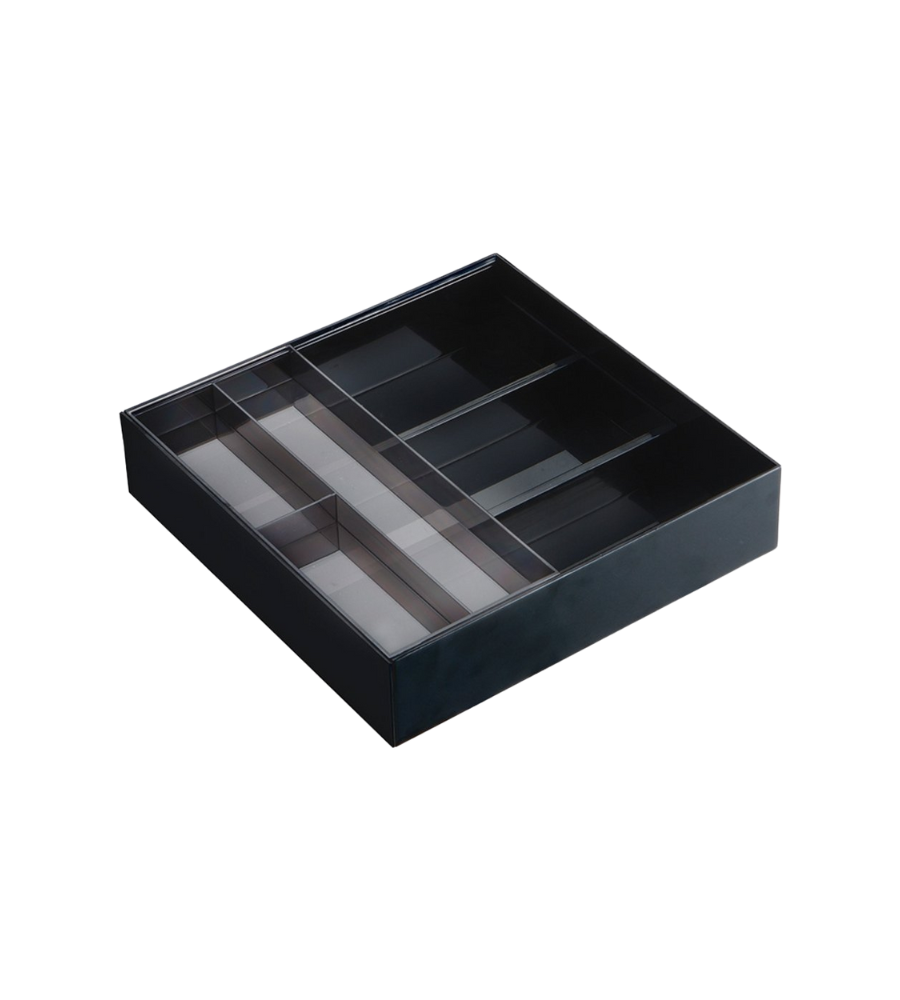 Das YAMAZAKI TOWER Schubladen Organizer Büro in Schwarz ist ein schwarzes, rechteckiges Tablett mit klaren Trennwänden und mehreren Fächern, das leicht schräg auf einem weißen Hintergrund abgebildet ist und so für Ordnung sorgt.