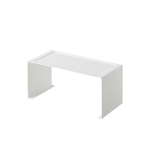 Das YAMAZAKI TOWER Küchenregal SCHMAL - Weiss ist ein minimalistisches, rechteckiges weißes Regal mit offenen Seiten und glatten Kanten für platzsparende Organisation oder stapelbare Platznutzung in der Küche, abgebildet auf einem schlichten hellen Hintergrund.