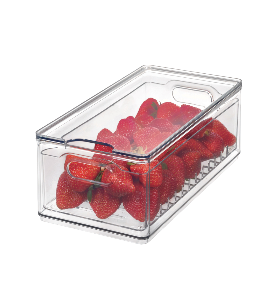 Die iDesign HOME EDIT - Frischhaltebox KLAR - Berry Bin gross, ein durchsichtiger Kunststoff-Organizer mit eingebauten Griffen und unteren Lüftungslamellen, wird mit frischen Erdbeeren gefüllt.