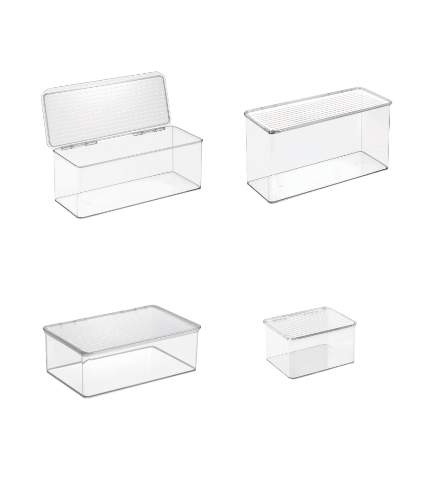 Vier durchsichtige rechteckige Behälter, einer mit geöffnetem Deckel, auf weißem Hintergrund.