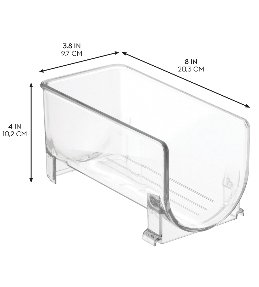 Der iDesign BINZ - Flaschenhalter KLAR - Single ist ein klarer, stapelbarer Kunststoff-Flaschenhalter mit offener Vorderseite zur einfachen Aufbewahrung im Kühlschrank. Maße: 8" x 3,8" x 4" (20,3x9,7x10,2 cm). Schwarze Pfeile zeigen die Abmessungen an.