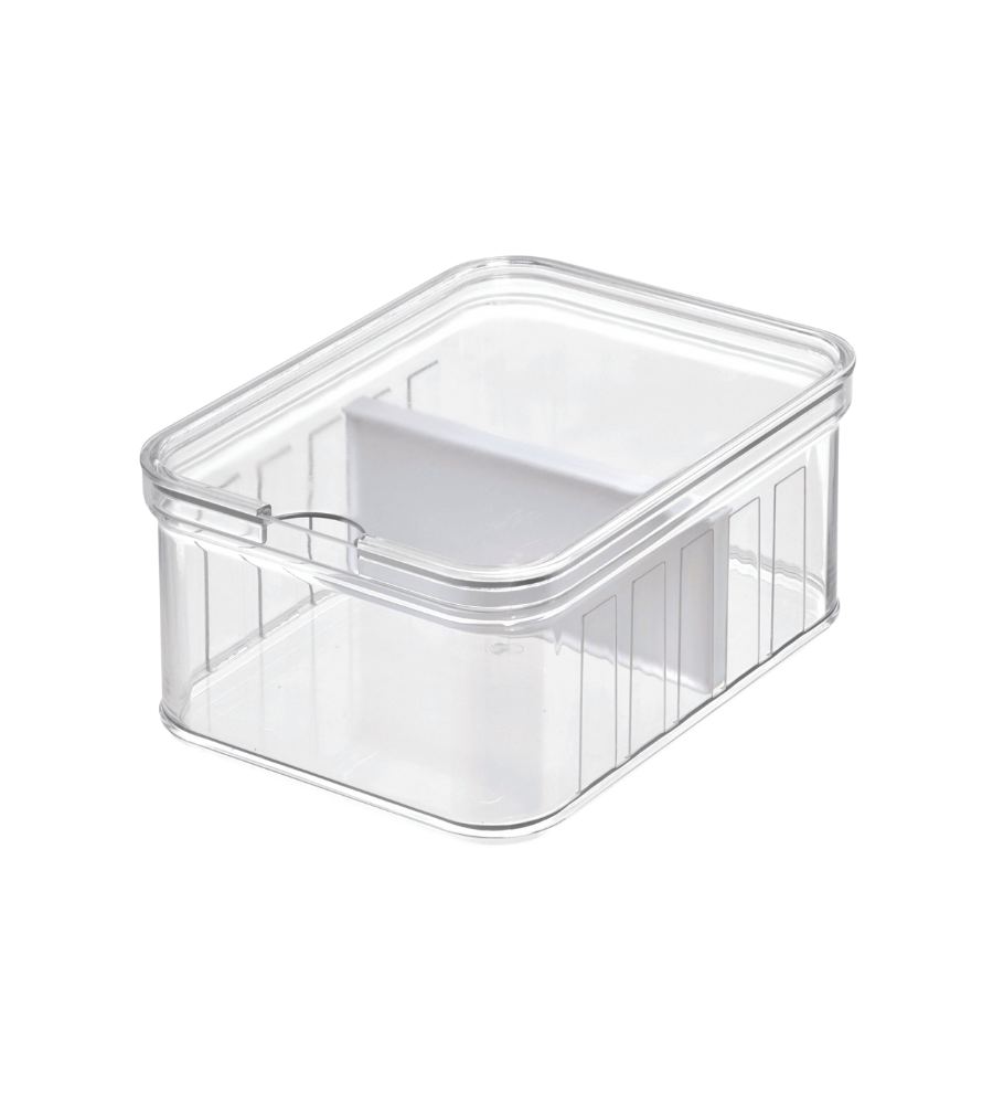 Der iDesign CRISP - Aufbewahrungsbehälter mit Trennwand KLAR - Klein ist ein klarer, rechteckiger, stapelbarer Kühlschrankbehälter mit herausnehmbaren Trennwänden, abgebildet auf weißem Hintergrund.