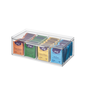 Die CRISP - Aufbewahrungsbox Tee KLAR von iDesign zeigt verschiedene Yogi-Teepackungen in einer klaren, stapelbaren Box mit vier herausnehmbaren Fächern auf weißem Hintergrund.