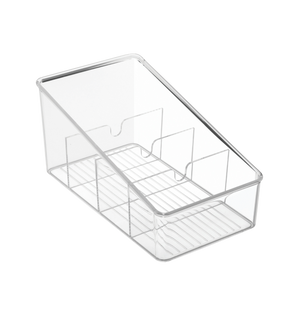 Der iDesign LINUS - Aufbewahrungsbehälter KLAR - mit Fächern ist ein klarer, rechteckiger Behälter mit Trennwänden und leicht abgeschrägtem, offenem Deckel - ideal für Ordnung - auf weißem Hintergrund platziert.