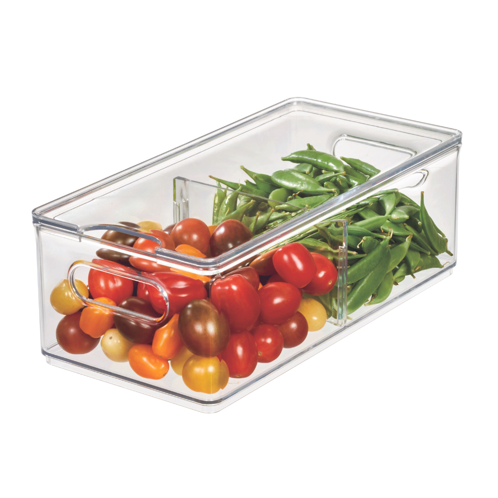 Der iDesign HOME EDIT - Aufbewahrungsbehälter KLAR Fridge mit 2 Fächern und Deckel hält bunte Kirschtomaten und grüne Erbsenschoten getrennt – ideal zum ordentlichen Aufbewahren von Snacks im Kühlschrank.