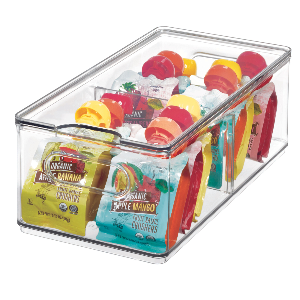 Der iDesign HOME EDIT Aufbewahrungsbehälter KLAR Fridge mit 2 Fächern und Deckel organisiert bunte Fruchtmus-Pouches (Apfel-Banane, Apfel-Mango) mit gelben, roten und orangenen Kappen übersichtlich im Kühlschrank.
