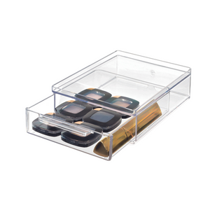 Transparente Aufbewahrung: Der iDesign HOME EDIT Organizer mit Schublade (modular, div. Größen) bietet Platz für mehrere Make-up-Kompakte sowie zwei goldfarbene Lippenstift-Zylinder auf weißem Hintergrund.
