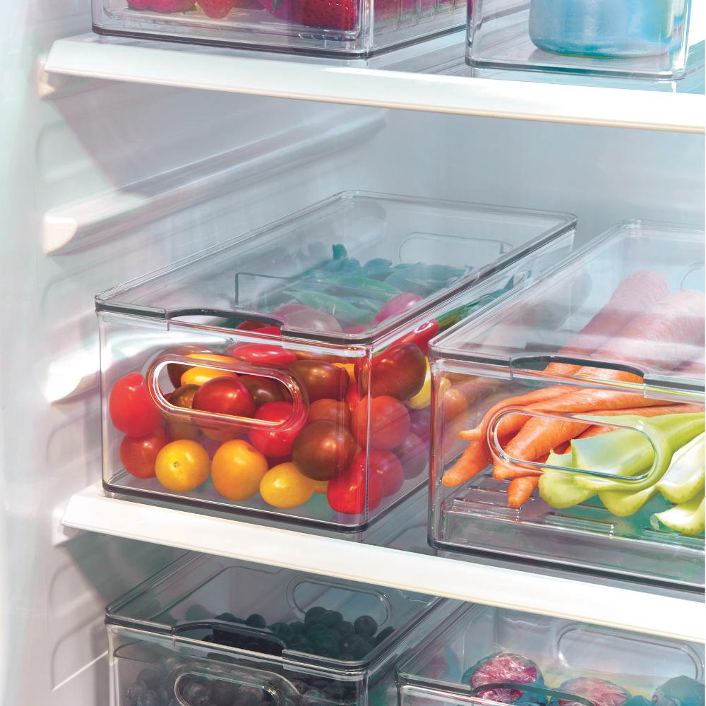 Der HOME EDIT - Aufbewahrungsbehälter KLAR Fridge von iDesign mit 2 Fächern und Deckel hält Kirschtomaten, Karotten, grüne Paprika und anderes Obst oder Gemüse ordentlich im Kühlschrank organisiert.